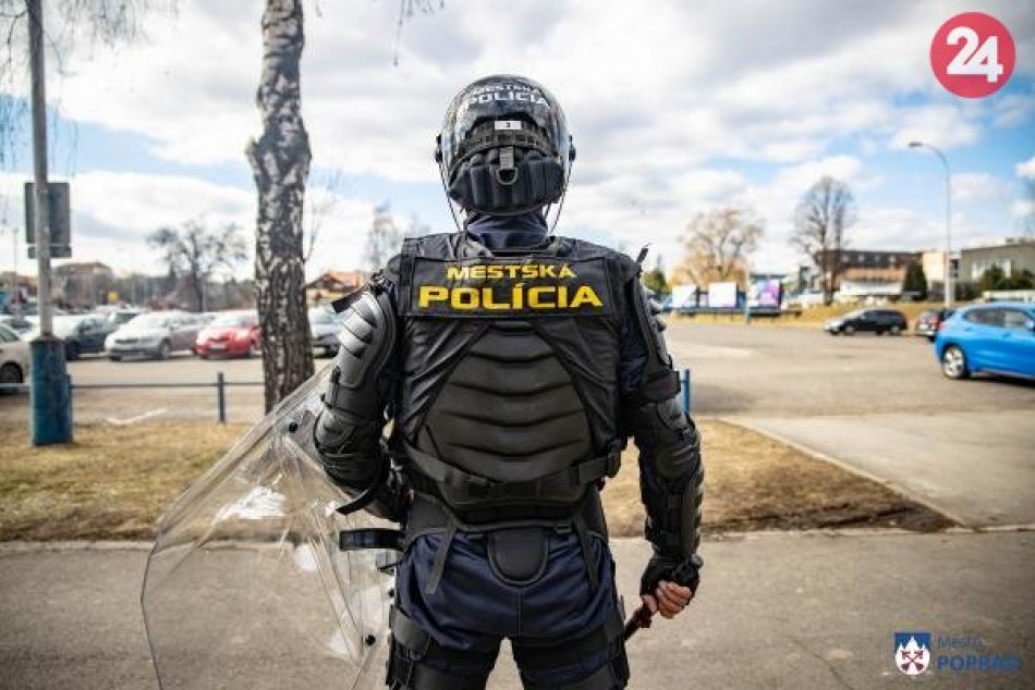 Popradskí mestskí policajti s novou ochrannou výzbrojou