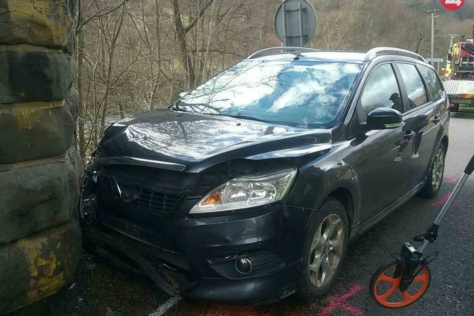 FOTO z nehody, pri ktorej auto narazilo do železničného podchodu