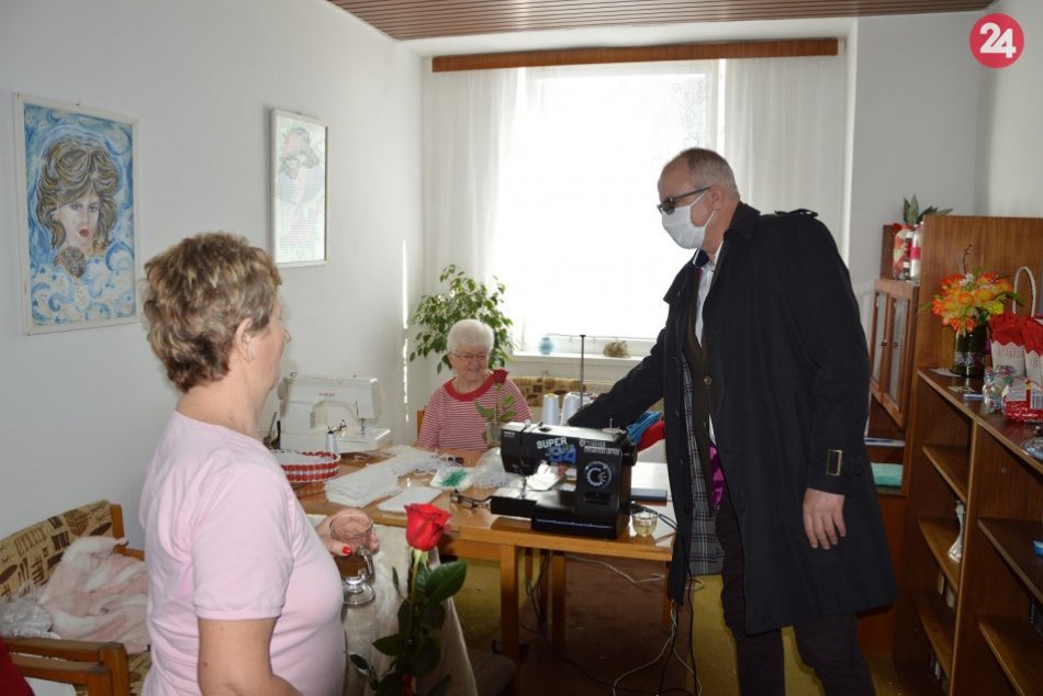 Šaľania prejavujú empatiu: Našili už vyše dvestovku rúšok