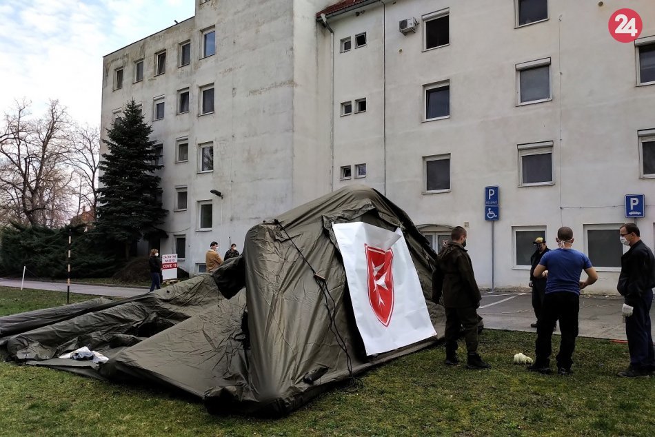 Maltézska pomoc Slovensko poskytla nemocnici nafukovací stan