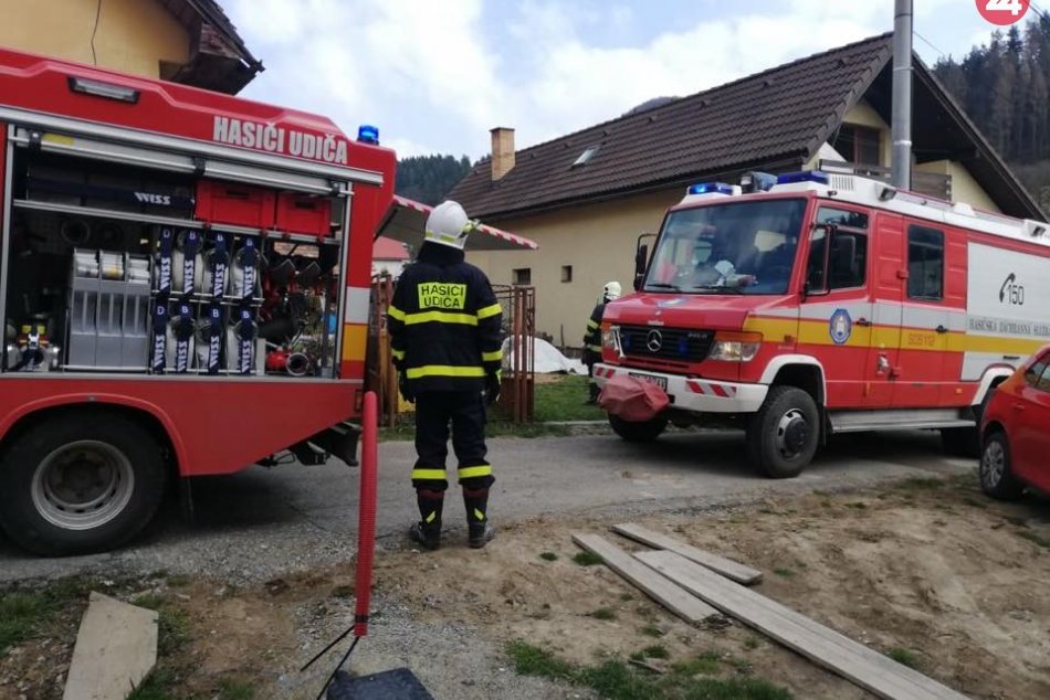 FOTO: Požiar rodinného domu v Udiči, v kuchyni našli telo muža († 64)