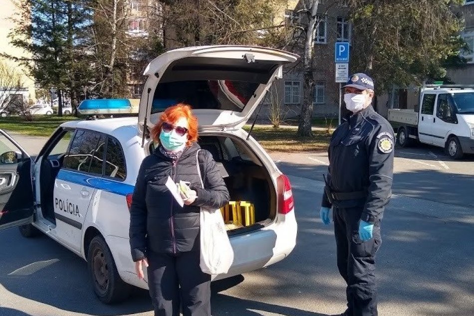V OBRAZOCH: Mestská polícia pomáha Bystričanom v boji proti koronavírusu