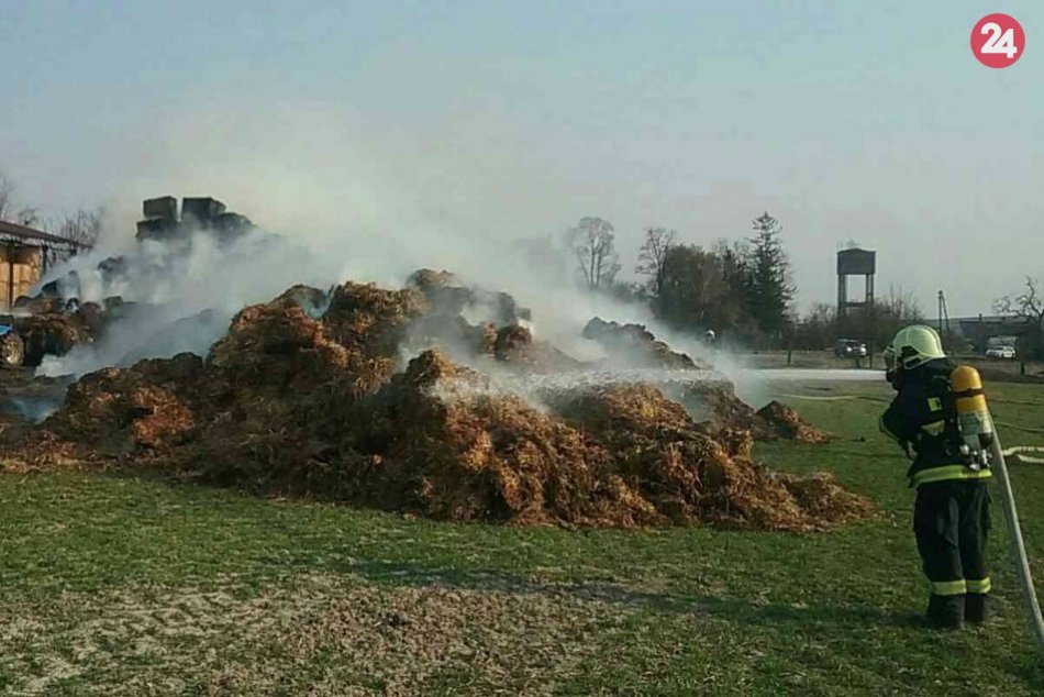 FOTO: Požiar balíkov slamy pri obci Horňany