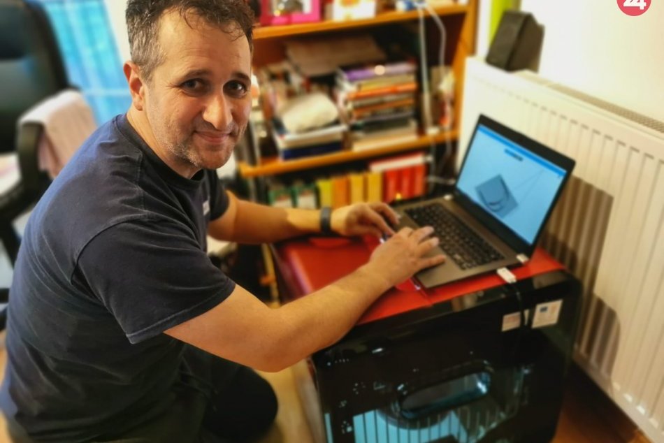 Na UKF vyrábajú na 3D tlačiarni štíty pre zdravotníkov