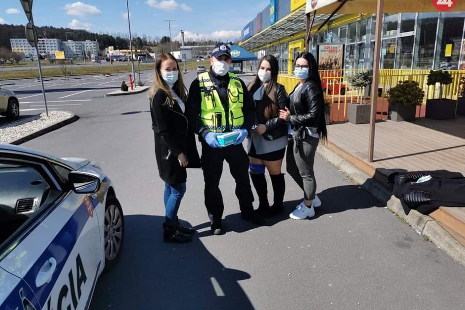 V OBRAZOCH: Mestská polícia pomáha v uliciach Zvolena s rozdávaním rúšok