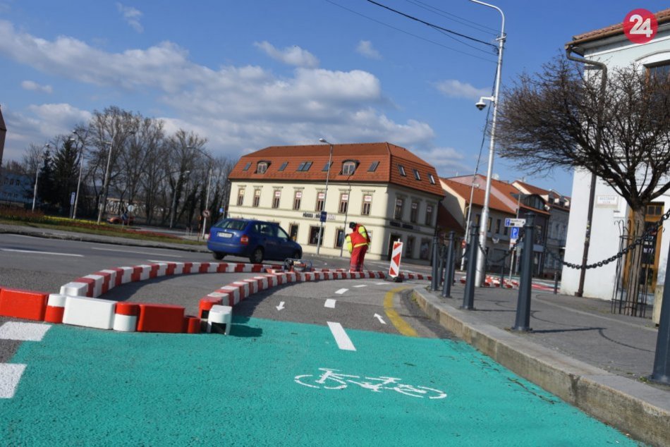 FOTO: V Trenčíne premaľovali parkovisko na Palackého ulici, pribudol cyklopruh