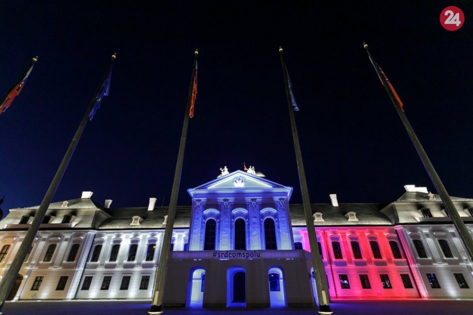 Prezidentský palác  symbolicky osvetlený vo farbách slovenskej trikolóry