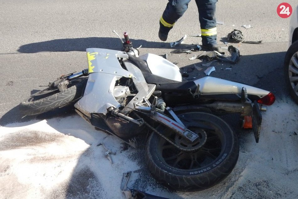 FOTO z nehody v Považskej: Motocyklista po páde ťažko zranený