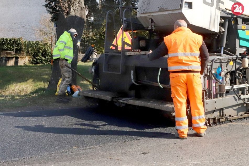 V OBRAZOCH: Oprava cesty v Sielnici pri Zvolene za použitia asfaltu s plastami