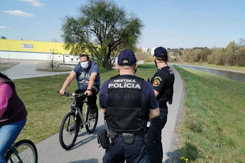 V OBRAZOCH: Zvolenskí mestskí policajti kontrolujú nosenie rúšok