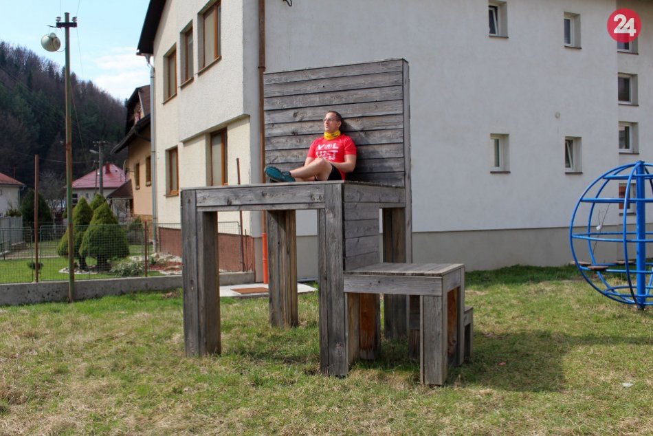 V OBRAZOCH: Neďaleko Bystrice možno nájsť stoličku neobvyklých rozmerov