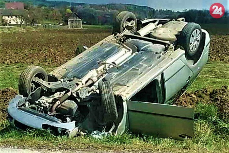 Dopravná nehoda v Šebešťanovej na FOTO: Auto na streche, stĺp na zemi