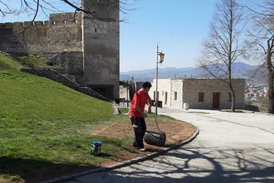 Obrazom: Na Trenčianskom hrade prebehlo jarné upratovanie