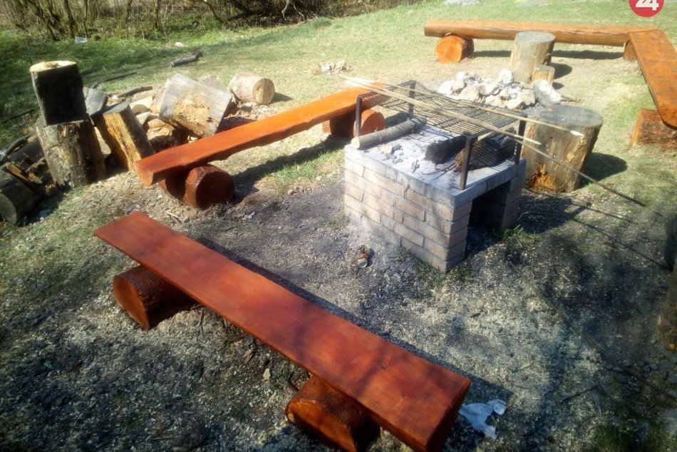 V OBRAZOCH: Stoly a lavice v Sásovskej doline sa dočkali opravy