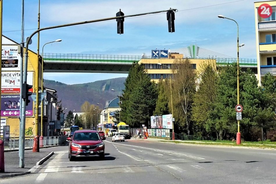 Obrazom: Najhorší úsek na rekonštruovanej ceste v Považskej preskočili