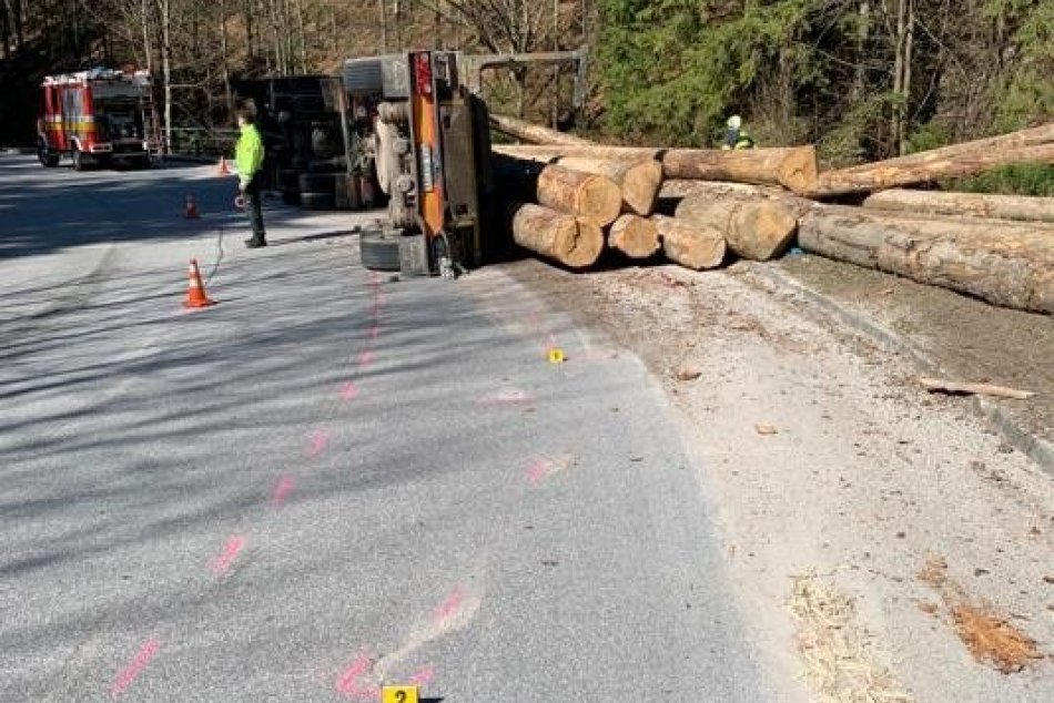 Prevrátený kamión s drevom: Záchranári v akcii