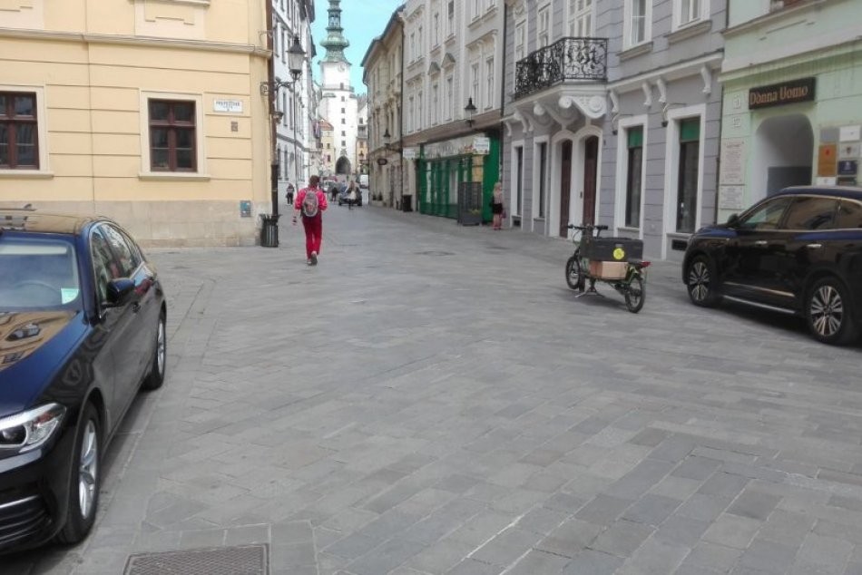 Porušovanie pravidiel parkovania v centre Bratislavy.