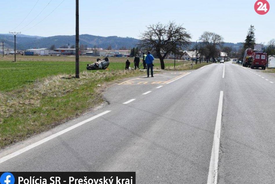 Prevrátil auto na strechu, zrámoval zastávka a nafúkal 3 promile!