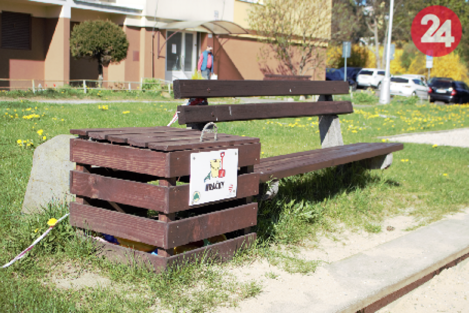 V OBRAZOCH: Rekonštrukcia lavičiek a herných prvkov na Spojovej ulici.
