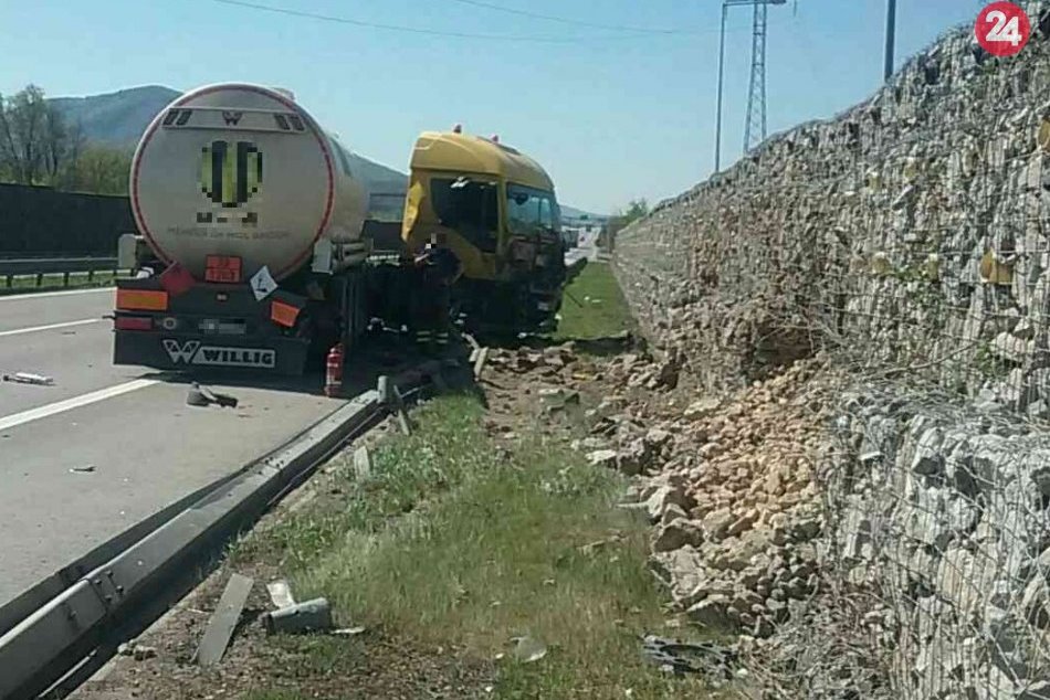 FOTO: Dopravná nehoda na diaľnici D1 pri Beluši