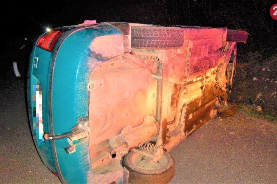 Auto po náraze prevrátené: FOTO z nehody v Dohňanoch