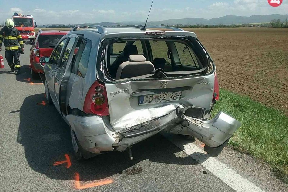 FOTO z nehody pri obci Melčice – Lieskové: Zrážka 3 vozidiel, 3 zranení