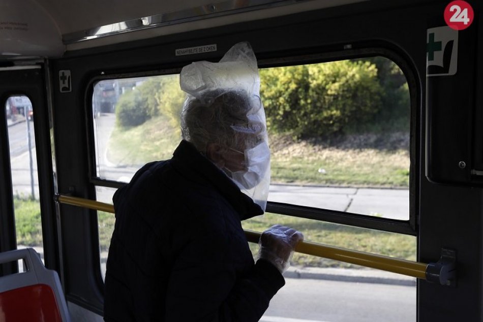 Muž s igelitovým vreckom na hlave cestuje v električke 23. apríla 2020 v Prahe