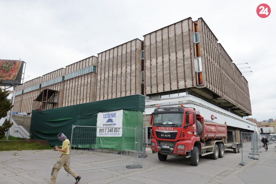 Rekonštrukcia obchodného domu v centre mesta napreduje, FOTO