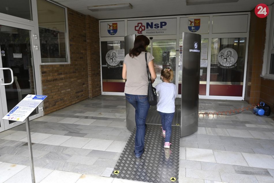 OBRAZOM: Nová dezinfekčná brána v nemocnici v Považskej Bystrici