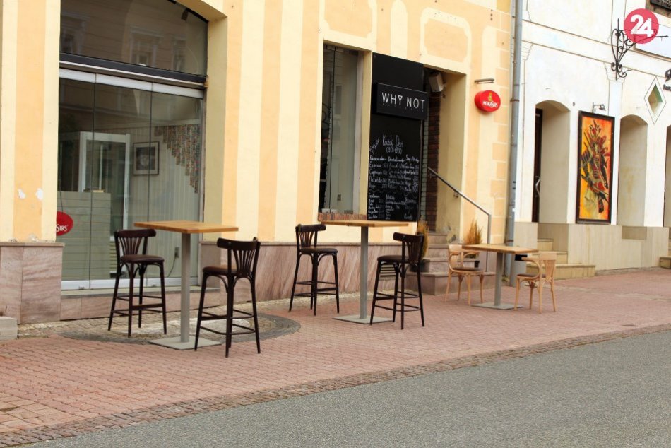 FOTO: Podniky v Bystrici už pred svojimi prevádzkami pripravili stoly a stoličky