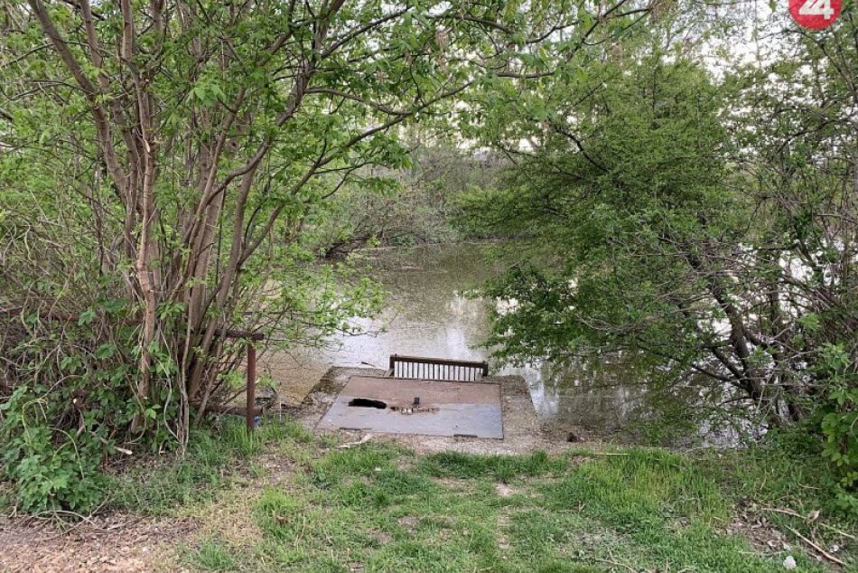 Poškodený poklop pri Jazere dôchodcov