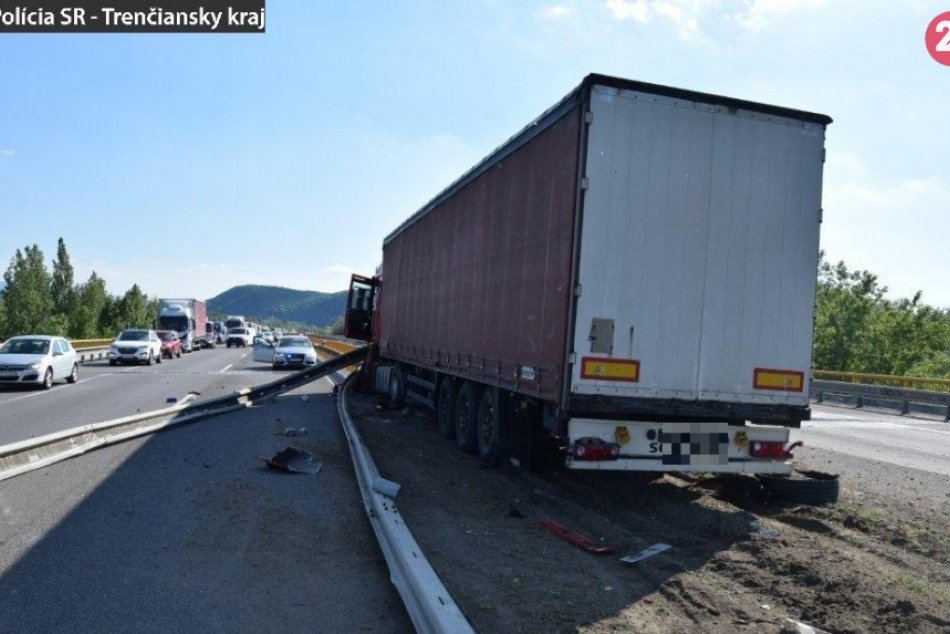 OBRAZOM: Nehoda poľského kamióna na diaľnici pri Nemšovej