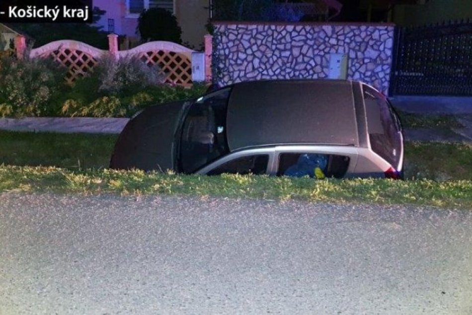 Policajné foto z miesta: Michalovčan skončil s autom v priekope