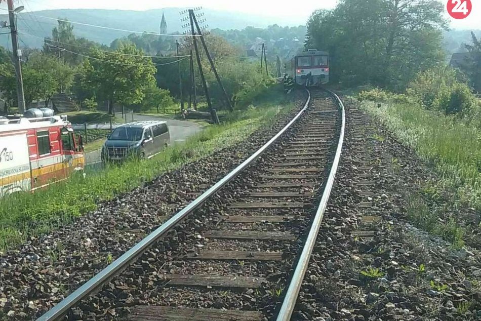 FOTO: Dopravná nehoda motorového vlaku a vozidla v obci Chrenovec-Brusno