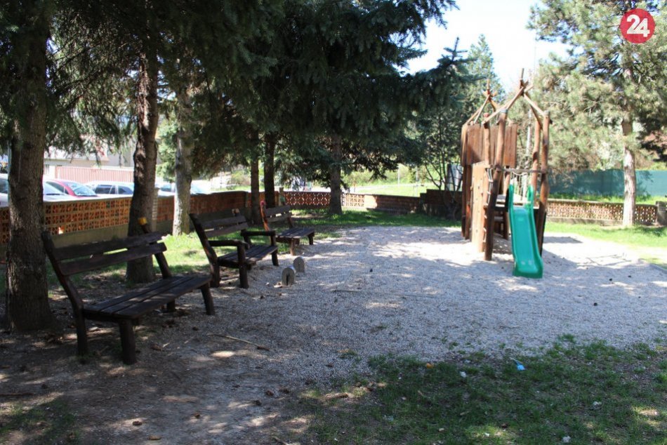V OBRAZOCH: Stovky lavičiek v Bystrici sa dočkali obnovy