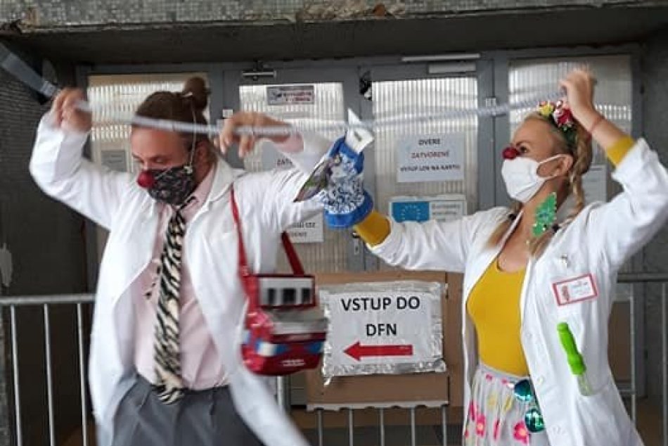 V OBRAZOCH: Zdravotní klauni bavia malých pacientov priamo pred nemocnicou