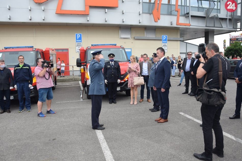 OBRAZOM: Odovzdávanie vozidiel hasičom v Trenčianskom kraji