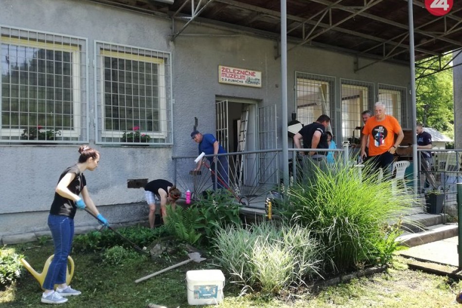 Dobrovoľníci v Tisovci renovujú pred jazdami Zbojníckeho expresu múzeum zubačky