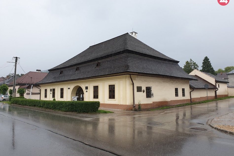 V OBRAZOCH: Historická budova Prvého slovenského gymnázia v Revúcej