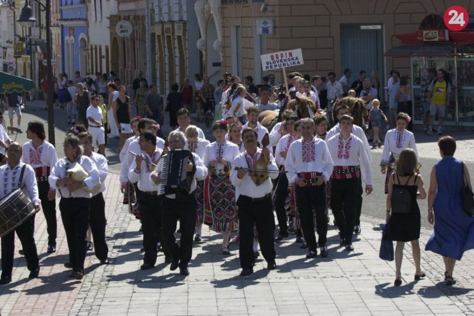 V OBRAZOCH: Centrum Bystrice pred 23 rokmi zaplnili folkloristi