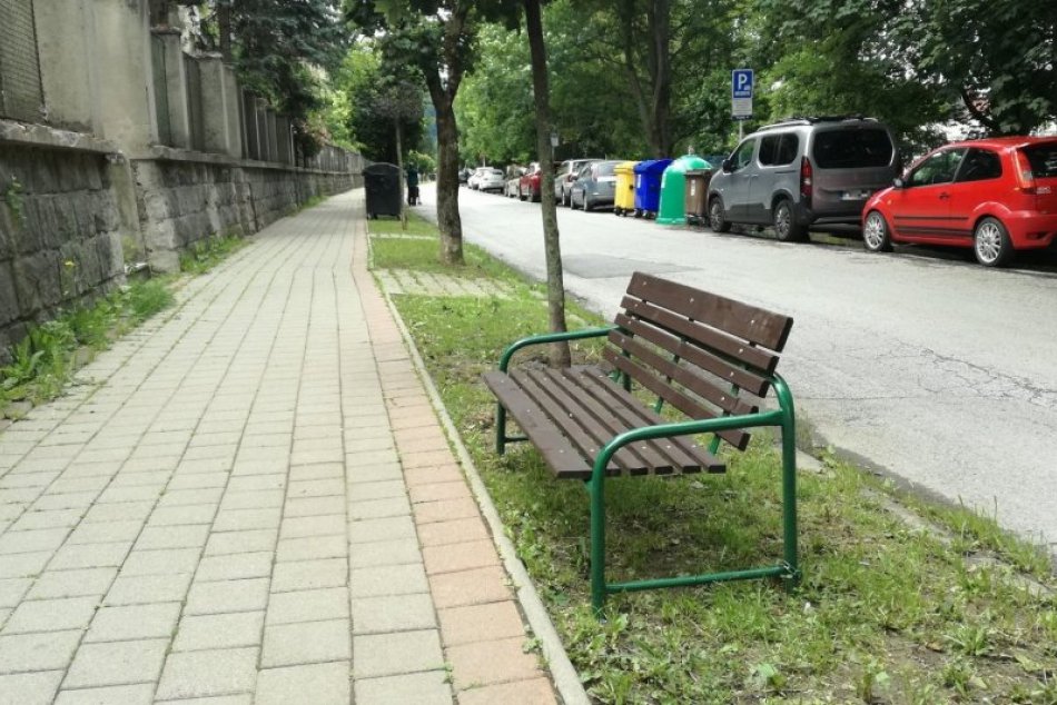 V OBRAZOCH: Nové lavičky na Bakossovej ulici
