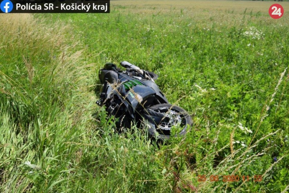 Policajné foto z miesta: Na ceste došlo k nehode motorky