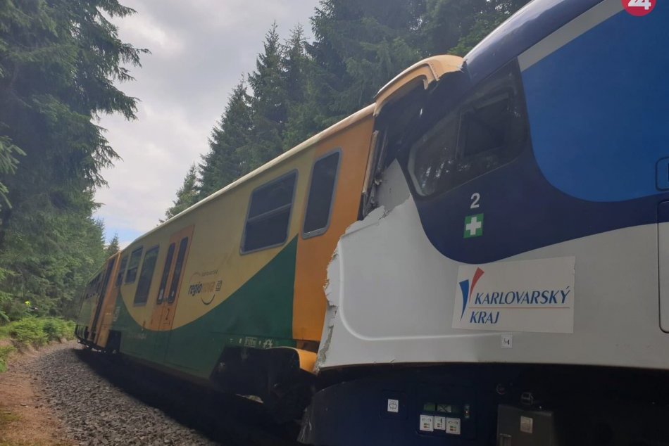 FOTO: Čelná zrážka 2 osobných vlakov v Česku si vyžiadala 2 životy
