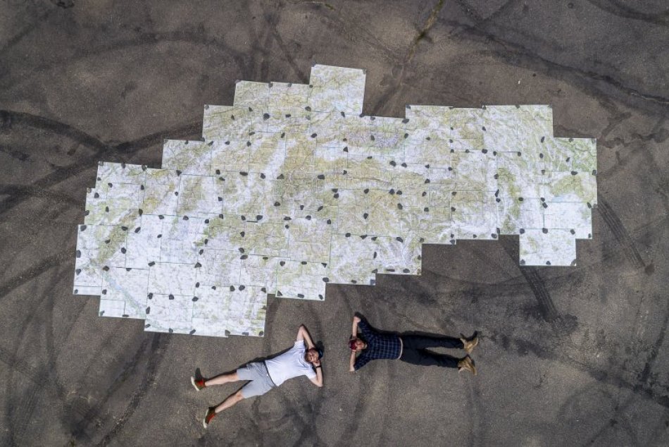 V OBRAZOCH: Na letisku vytvorili netradičnú 8,5 metra dlhú mapu Slovenska