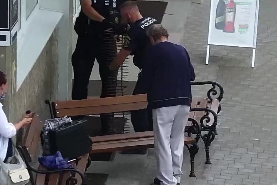 V OBRAZOCH: Mestskí policajti pomohli mužovi, zo šachty mu vytiahli mobil