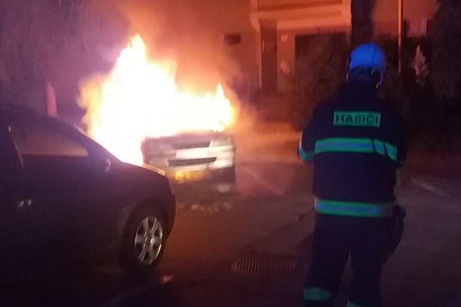 V OBRAZOCH: Požiar auta na zvolenskom sídlisku