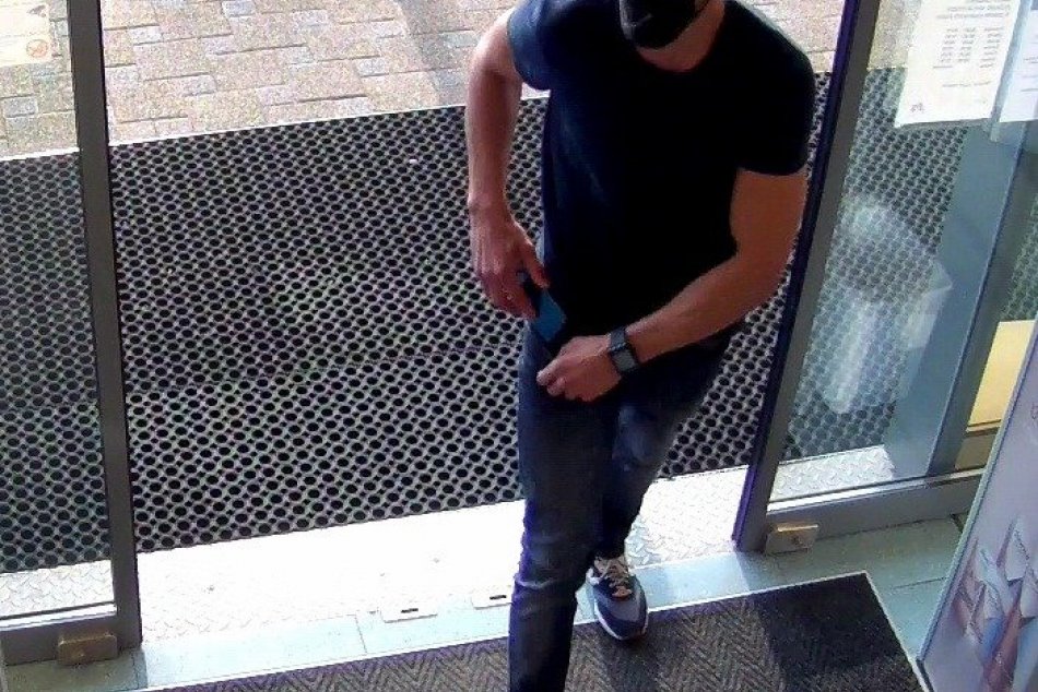 Krádež v drogérii na Trenčianskej ulici v Novom Meste nad Váhom: Poznáte ich?