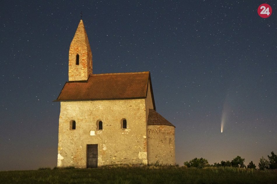Dušan zachytil kométu v plnej kráse: Zažiarila nad Dražovským kostolíkom, FOTO