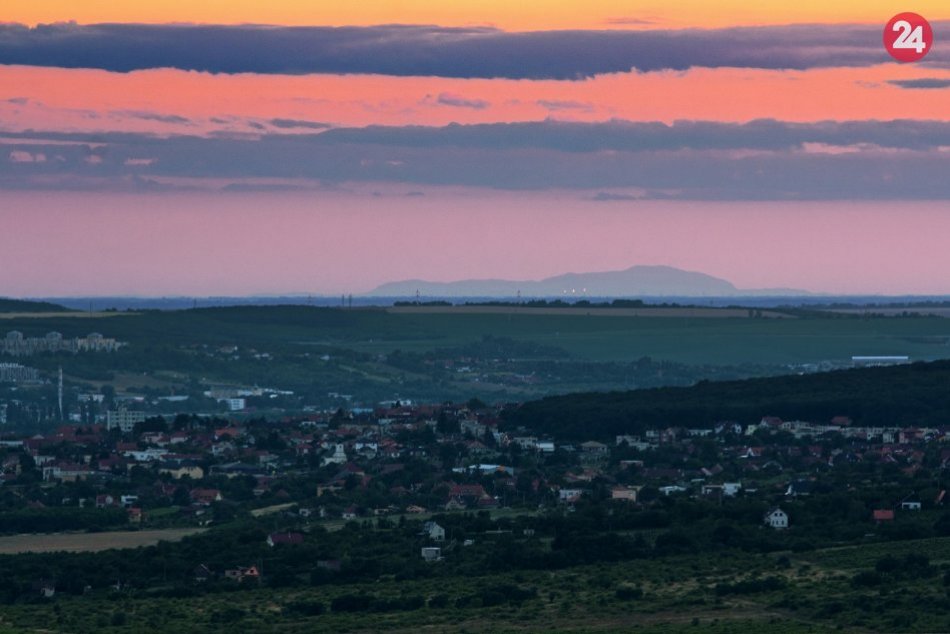 To sa len tak nevidí: Večerná Nitra, Pyramída a Alpy na jednej FOTO