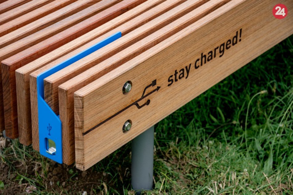 OBRAZOM: Dizajnová inteligentná lavička pri Posádkovom klube
